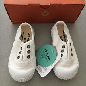 NWT Victoria elastic sneakers